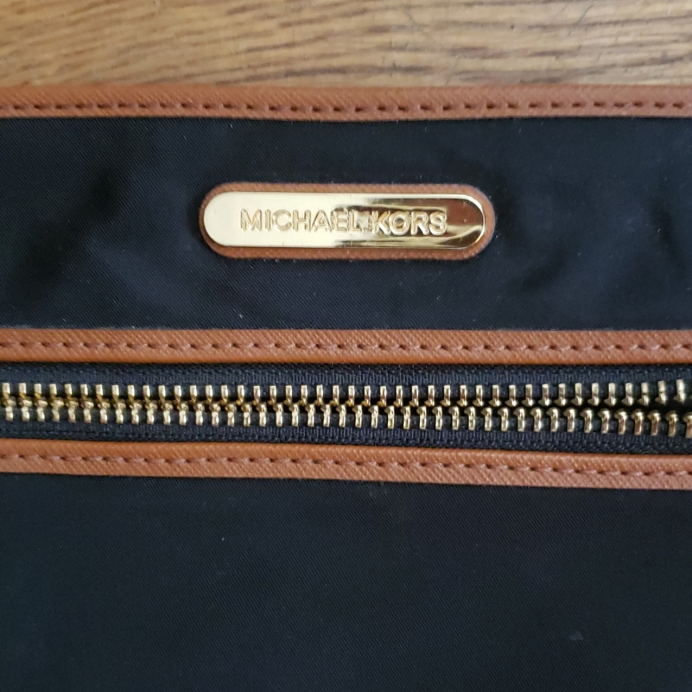 Michael Kors wristlet - Picture 2 of 2